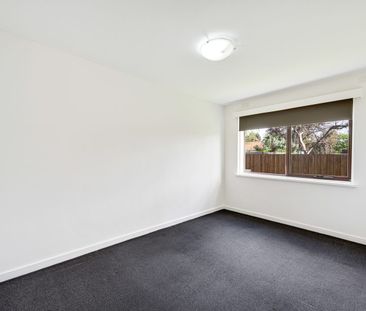 Bright and Private - Photo 2