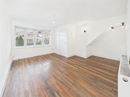 3 bedroom Terraced House to rent - Photo 2