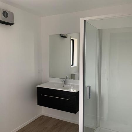 Sunny 4 Bedroom/2 bathroom Home - Photo 5