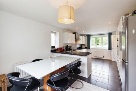 4 bedroom detached house to rent - Photo 4