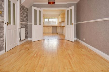 3 bedroom semi-detached house to rent - Photo 3