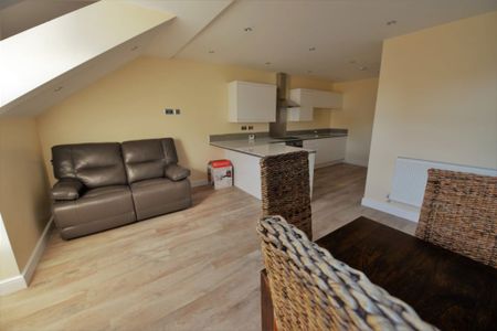 2 bedroom Flat in Woodsley Road, Leeds - Photo 2