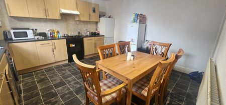 5 Bed - 37 Harold Avenue, Hyde Park, Leeds - LS6 1JR - Student - Photo 5