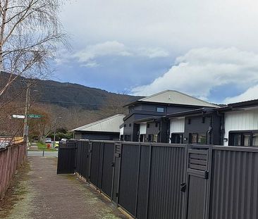 Brand new stylish house with great location - Photo 2