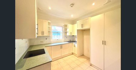 Ultimate Convenience 4 Bedroom House in prime location - Photo 2