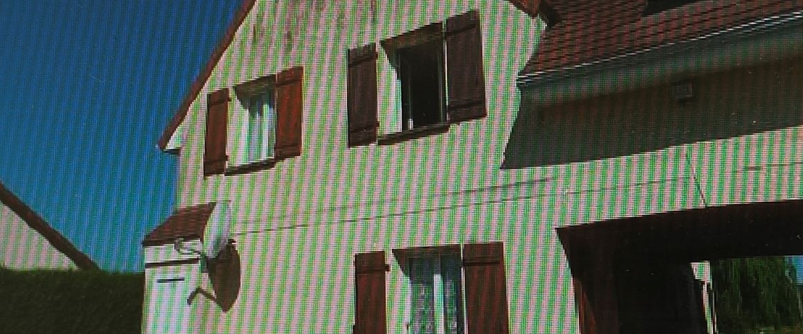 Une maison comprenant : salon avec coin cuisine aménagé, wc, 3 ch et sdb. - Photo 1