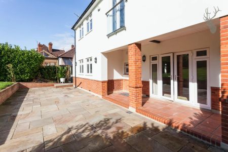 4 Bedroom House - Detached - Photo 2