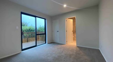 Stunning 4-Bedroom Home in Te Atatu Peninsula! - Photo 2