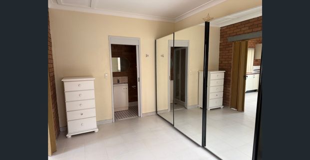 GRANNY FLAT - SUITABLE FOR SINGLE PERSON - Photo 1