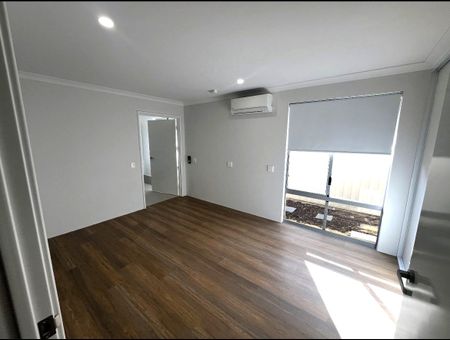 Brand New Lucious House in Top Location. Walk to bused, shops, shopping Centre, Restaurant, etc! - Photo 5