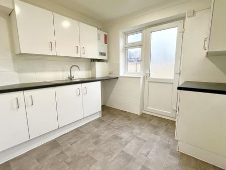 2 bedroom maisonette to rent - Photo 2