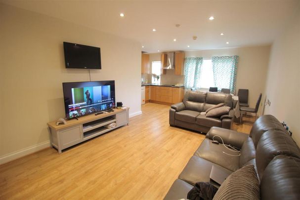 6 bedroom detached house to rent - Photo 1