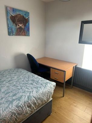 Room 4, 5 Stranmillis Gardens, Belfast, BT9 5AS - Photo 1
