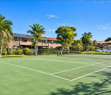 Spacious Three-Bedroom Townhouse with Private Courtyard & Resort Fa... - Photo 3
