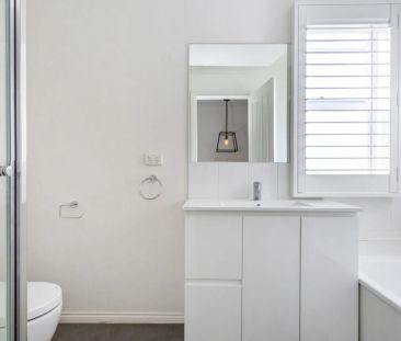 Low-Maintenance, Light-Filled Townhouse in the Heart of Richmond - Photo 1