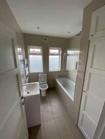 Room in a Shared House, Woodmansterne Road, SW16 - Photo 2