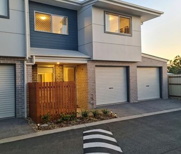 4 BEDROOM 2 BATH TOWNHOUSE WITH DUCTED AIR - Photo 1