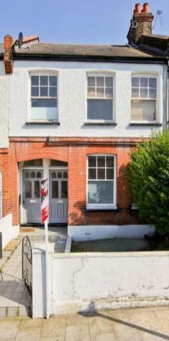 Bright & airy two bedroomed period conversion with charming patio garden - Photo 1