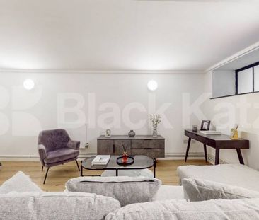 Modern studio apartment within a warehouse conversion in the trendy... - Photo 1