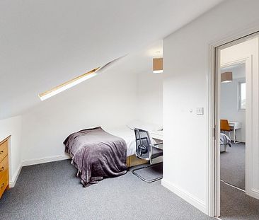 Spacious 5-Bedroom Student House with Modern Amenities - Photo 3
