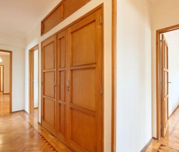 Room in a shared 8-bedroom apartment for rent in Lisbon, fully furnished. - Photo 4