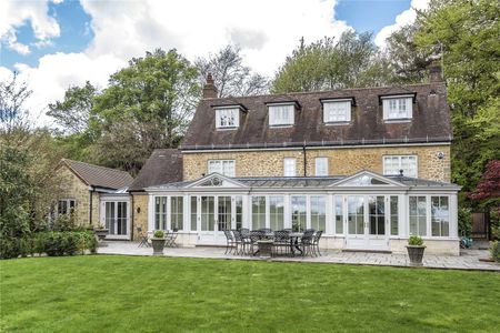 A beautifully presented home with equestrian facilities set in historic Westerham - Photo 4