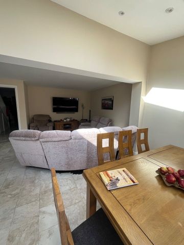 4 Bed Semi-Detached House, Violet Lane, CR0 - Photo 2