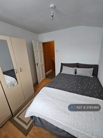 1 bedroom in a house share to rent - Photo 2