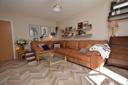 3 Bedroom Semi-Detached House - Photo 2
