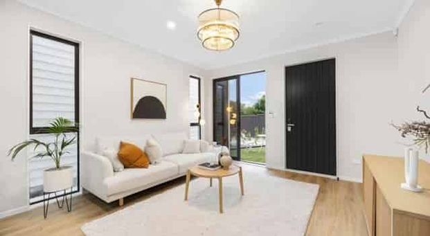 4 Bedrooms House Positioned in a convenient and family-friendly Ellerslie location - Photo 1