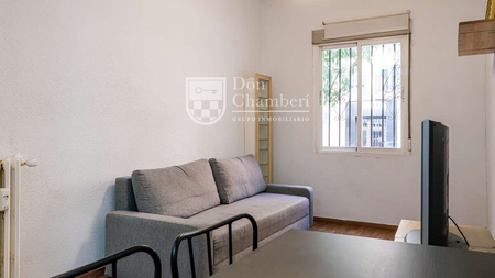 Exclusive Opportunity in Chamberí – Bright Ground Floor Apartment, Calle Andrés Mellado - Photo 2