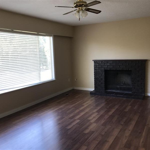 5 Bedroom Home next to Fishtrap Creek! - Photo 1