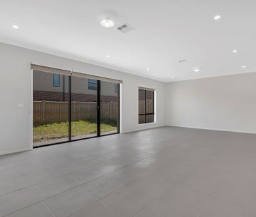 SPACIOUS, LIGHT & BRIGHT FAMILY HOME - Photo 4