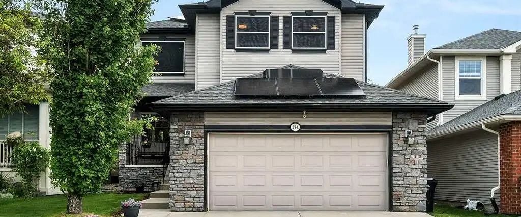 Spacious 6-Bed Executive Home in Rocky Ridge | Power Included — 6 Bedrooms House - Photo 1