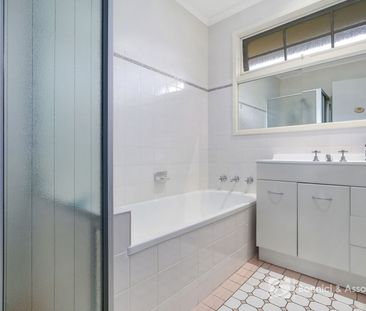 COMFORTABLE AND CONVENiENT LiViNG - Photo 5