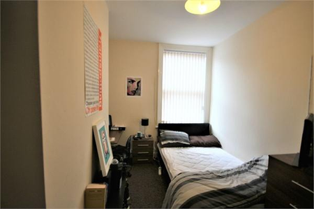 6 Bed - 16 Norwood Terrace, Hyde Park, Leeds - LS6 1EA - Student - Photo 4