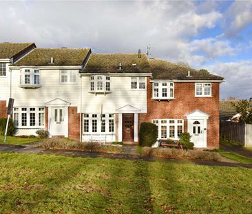 A beautifully presented three bedroom mid-terrace home close to Spinfield School. - Photo 3