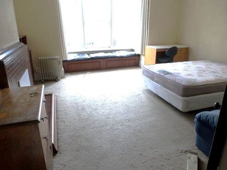 The bedrooms at a student house on George street - Photo 3