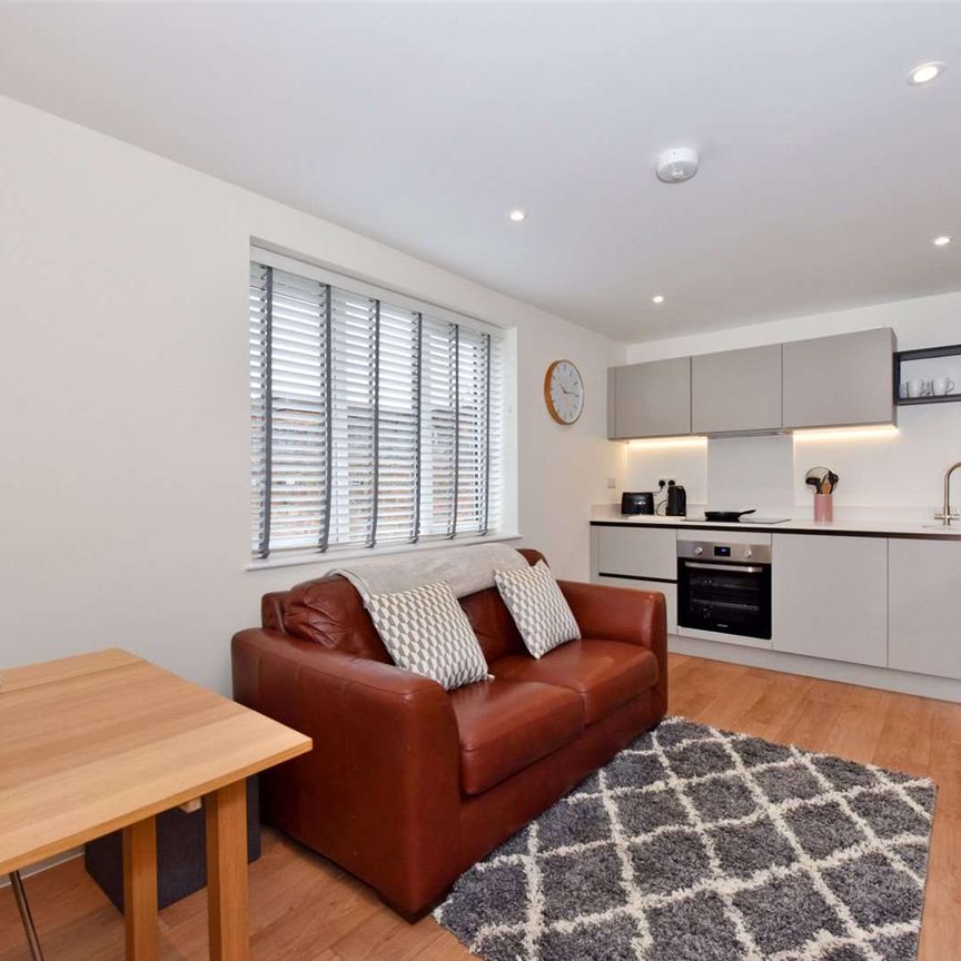 SHORT TERM - A one bedroom apartment, fully furnished with all bills included and offered for short term lets - Photo 1