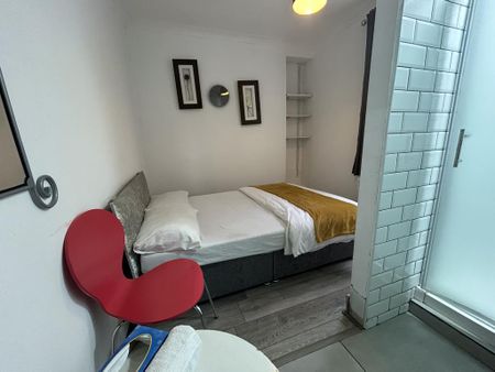 1 bedroom in a flat share to rent - Photo 2