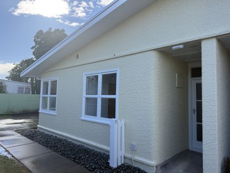 Cozy two bedroom rear unit - Photo 2