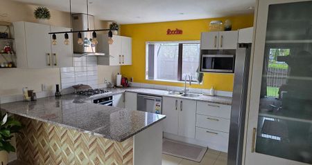 Spacious 5BR Family Haven in Takanini - Photo 5