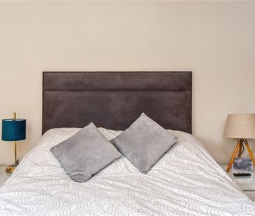 A characterful two-bedroom apartment in the heart of historic Midhurst - Photo 5