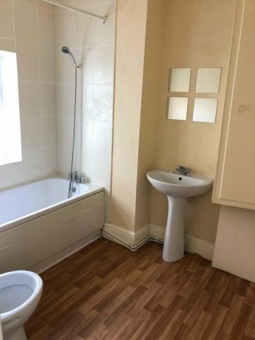 Manchester Road, Bury, BL9 - Photo 3