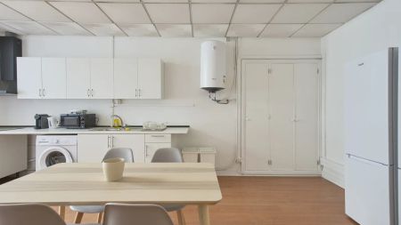Room in a shared 6-bedroom apartment for rent in Lisbon, all bills included - Photo 2