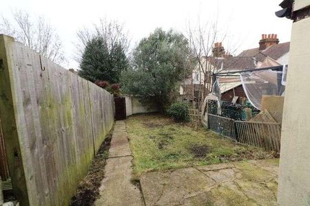 Burnt Oak Terrace, Gillingham, ME7 - Photo 3