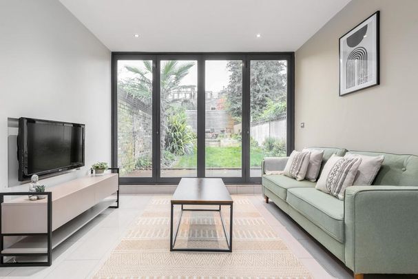 2 bedroom ground floor flat to rent - Photo 1