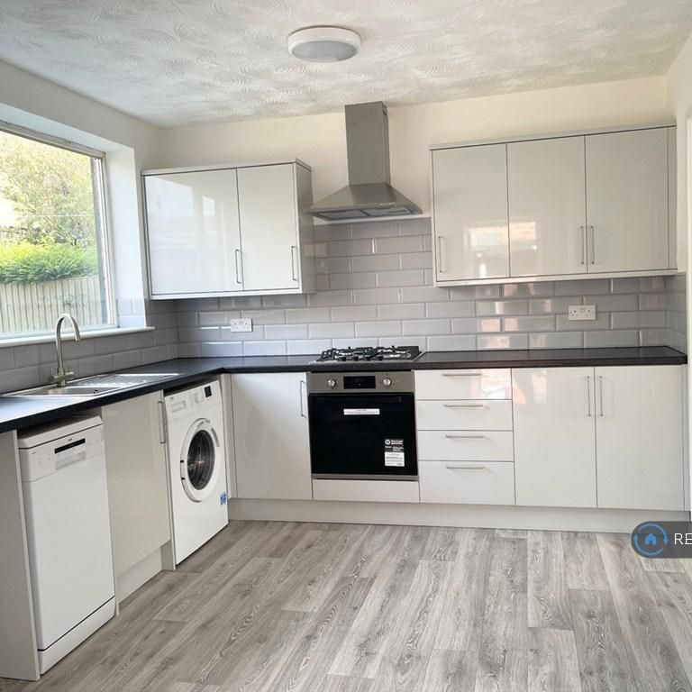 3 bedroom semi-detached house to rent - Photo 1