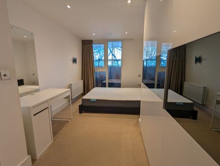 Dockside flat close to Canada Water Station - Photo 2