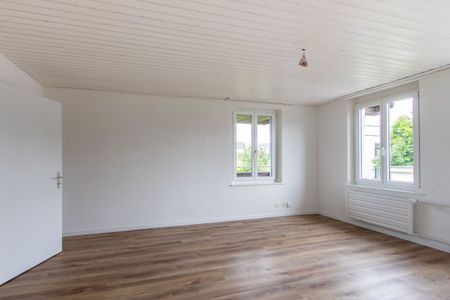 Beautiful 3-room apartment in Meyriez – on the 1st floor with a porch - Photo 3